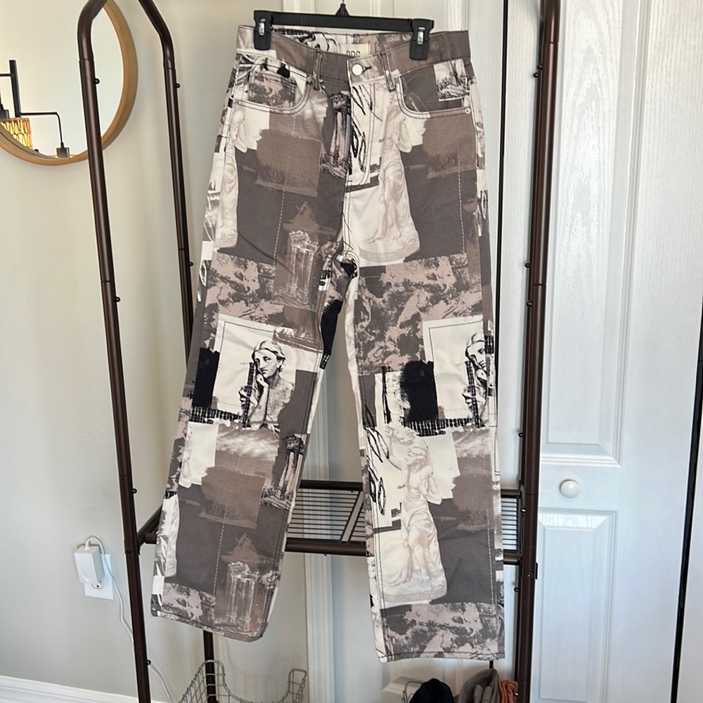DDG black and white patch stone statue print pant